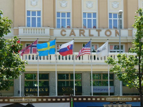 Vlajky pred hotelom